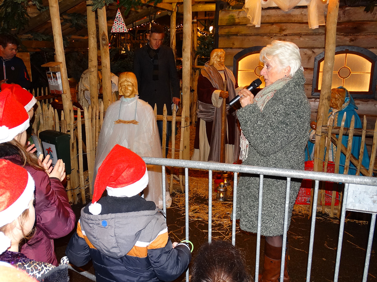 Marian Verheij opent de kerststal