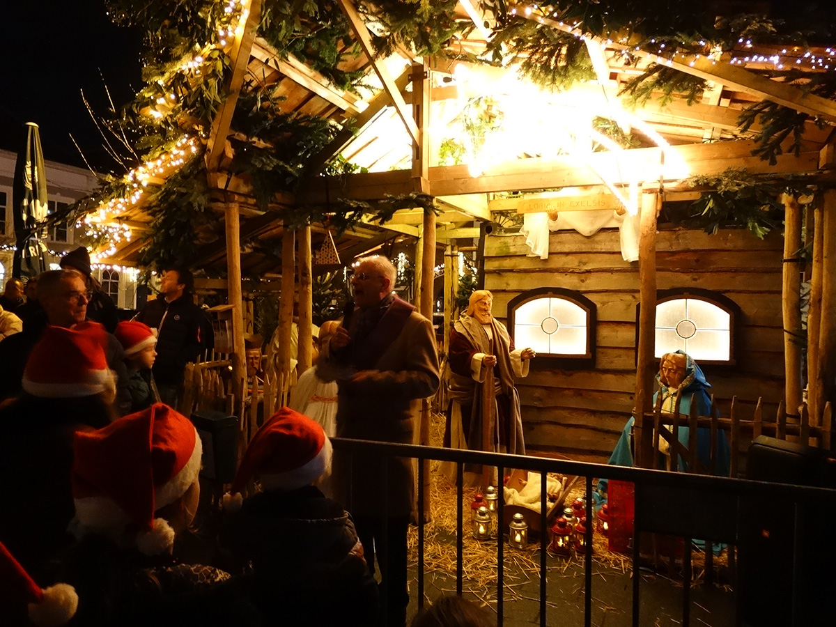 de kerstsal met lichten aan