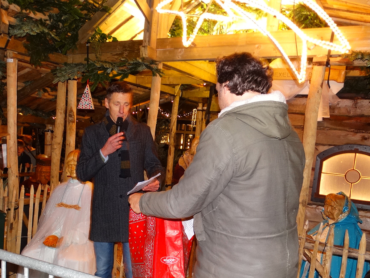 trekking van de kerststalloterij door Bram en Ruud