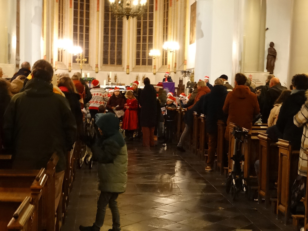 gangpad in de St Martinuskerk met veel kinderen