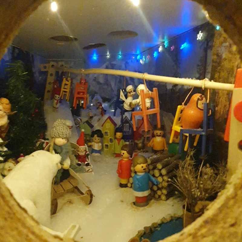 Een kijkdoos met een wintertafereeltje: playmobiel poppetjes in een stoeltjeslift