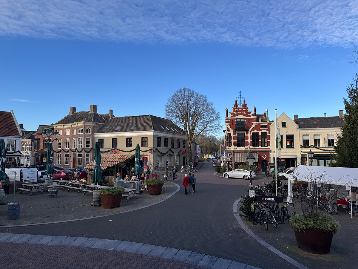 Haagsemarkt met het pand van slagerij Speek en de kerststal in aanbouw