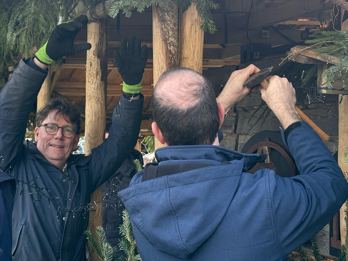 Hans en Xander maken de lampjes vast