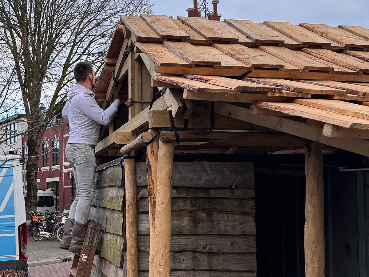 Thomas maakt dak vast