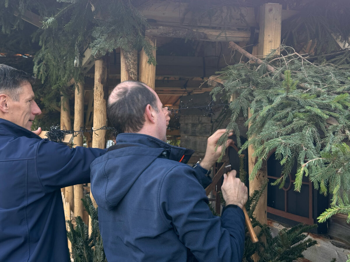 Ruud helpt Xander de lampjes op de hangen