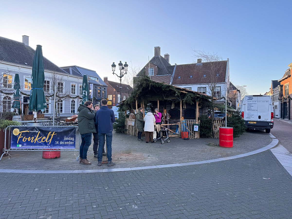Wim, Ruud en Bram van het bestuur overleggen voor de kerststal