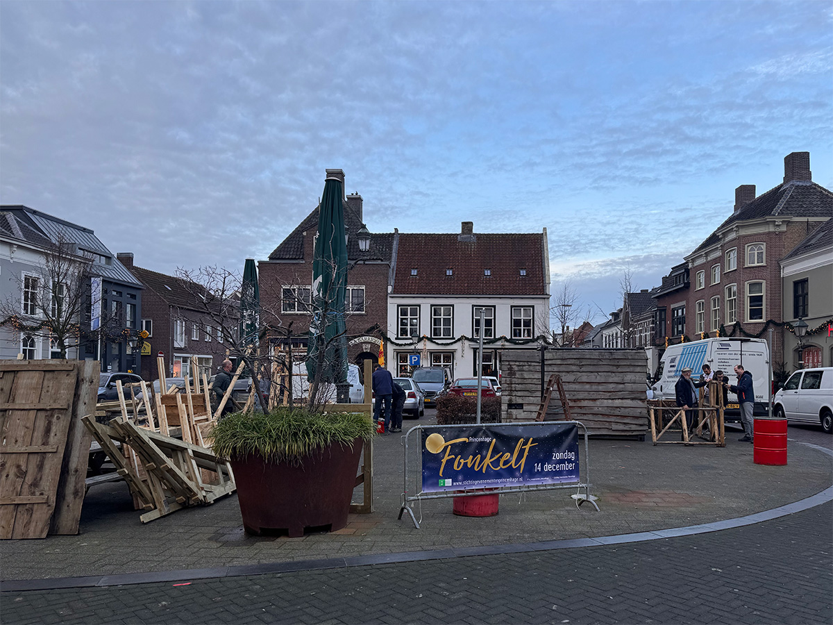 Opbouwen kerststal op de Haagsemarkt in Princenhage