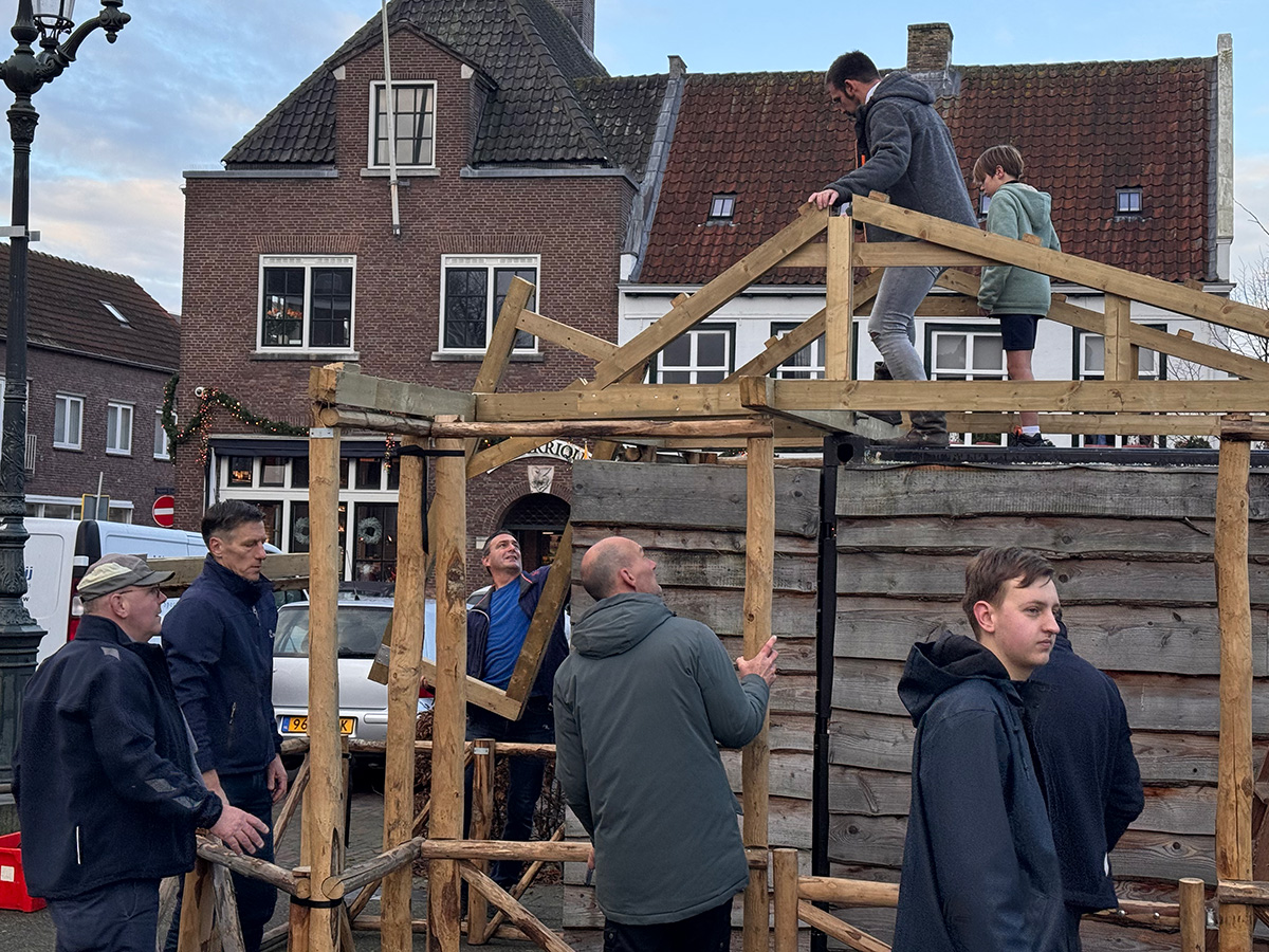 Container en raamwerk van de kerststal staat