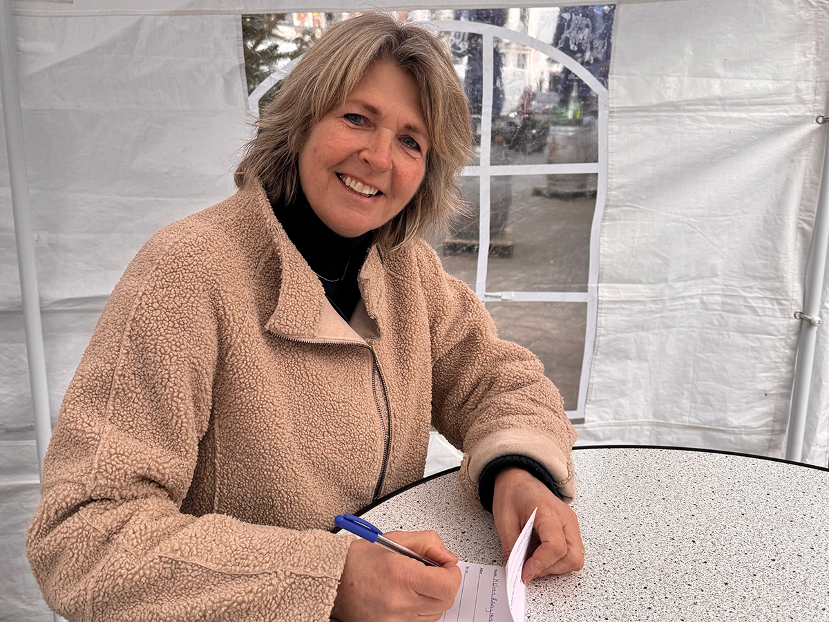 Ilse verkoopt loten en schrijft namen op