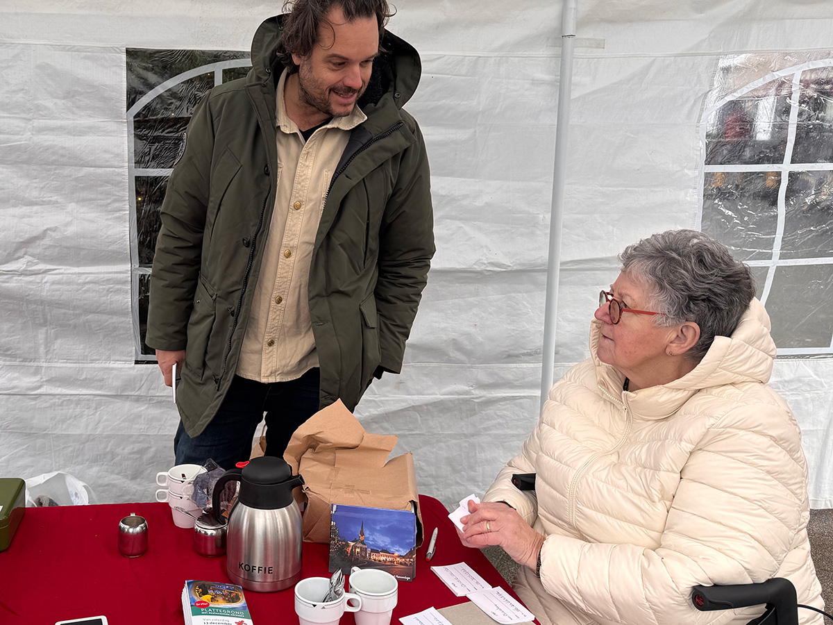 Bram en Joke schrijven namen op loten