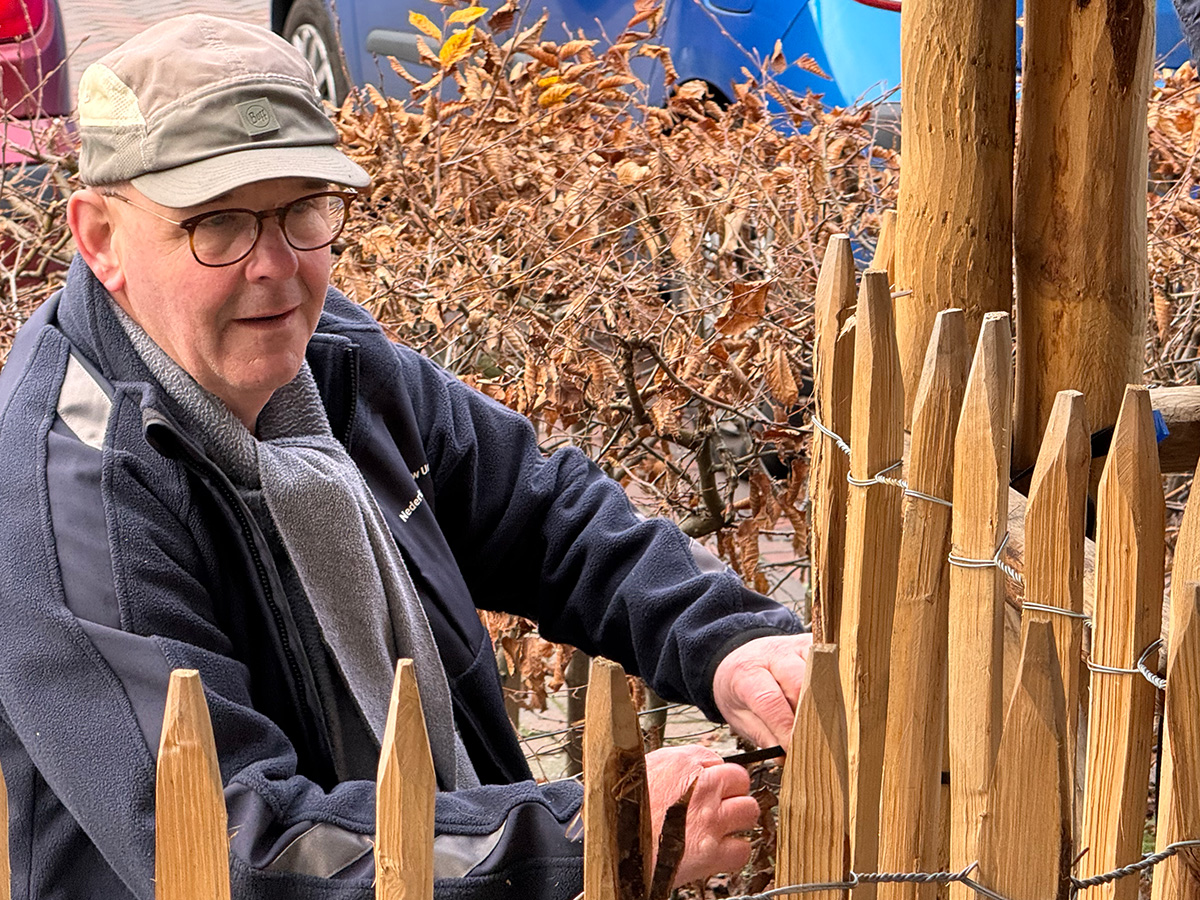 hek rondom de kerststal vastmaken