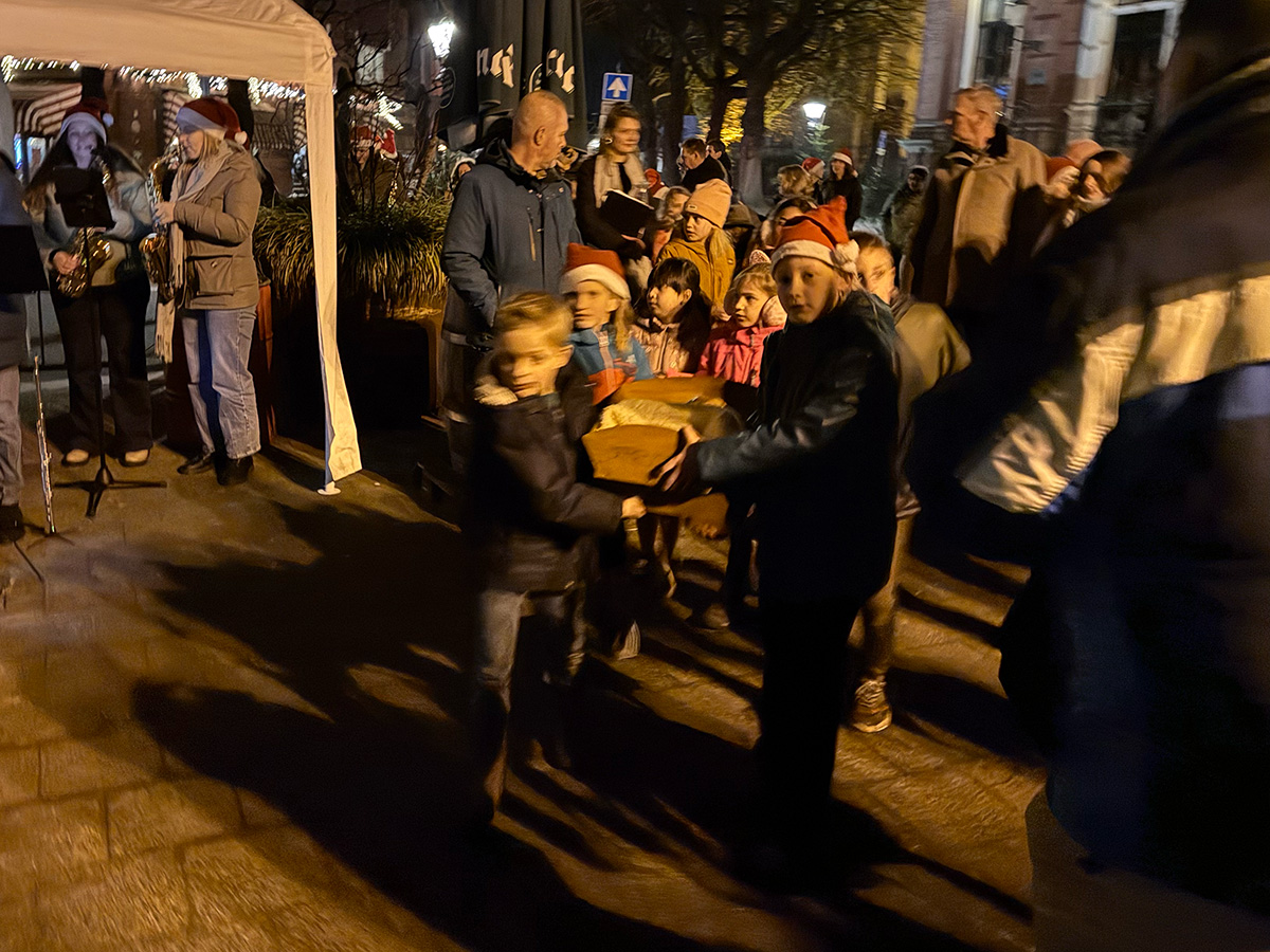 Kinderen van Rudolf Steiner Kinderkoor brengen de kribbe met Kindeke Jezus naar de stal