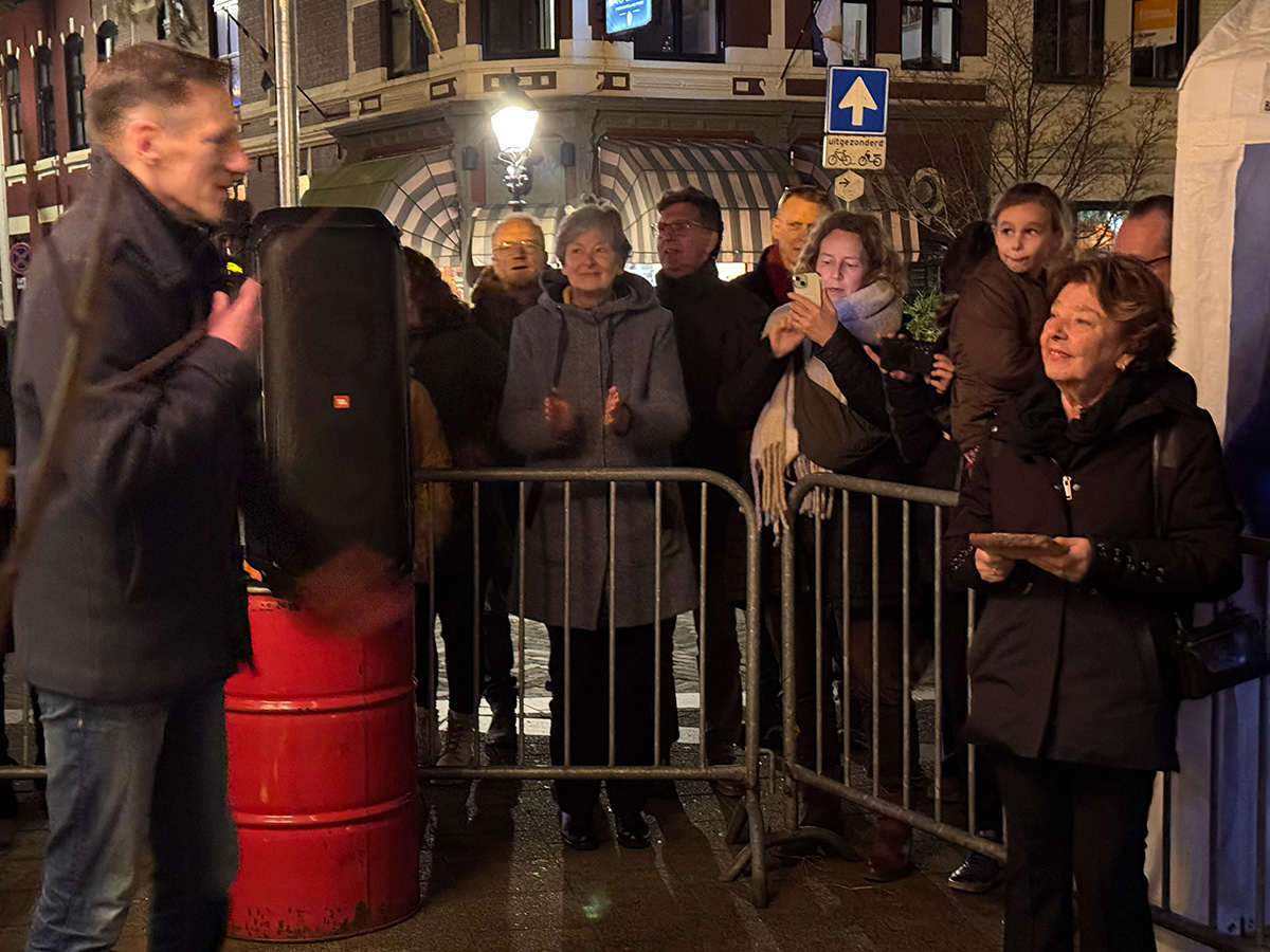 Voorzitter Ruud spreekt oud-penningmeester Diny toe.