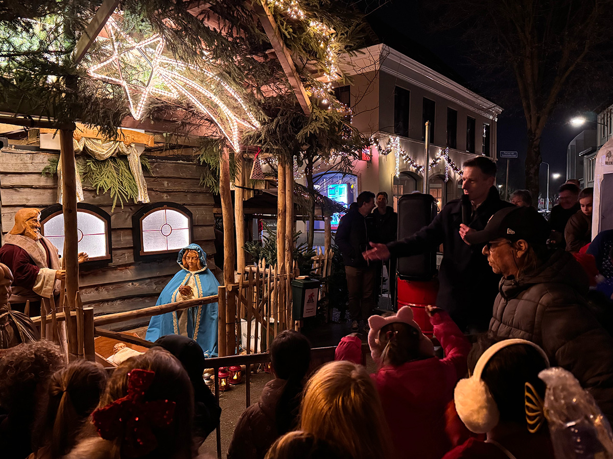 Voorzitter Ruud verzorgt de opening van de kerststal