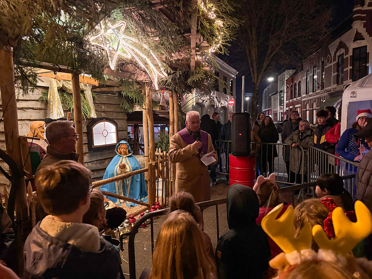 Pastor Han Geppaart spreekt het publiek toe