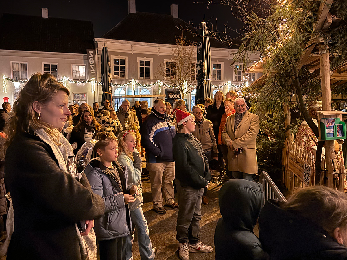 Publiek bij de opening van de kerststal