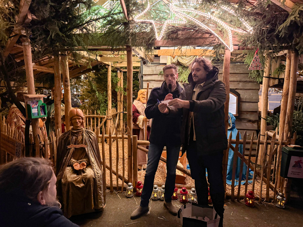 Ruud en Bram verzorgen de trekking van de kerststalloterij