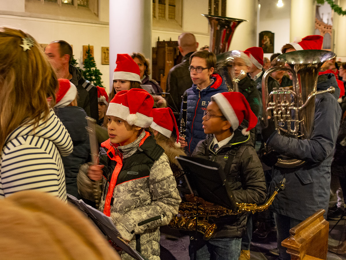 kinderen van het koor lopen naar buiten