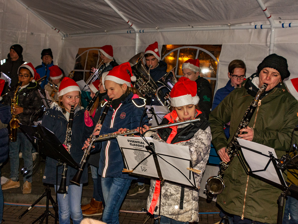 jeugdorkestleden spelen