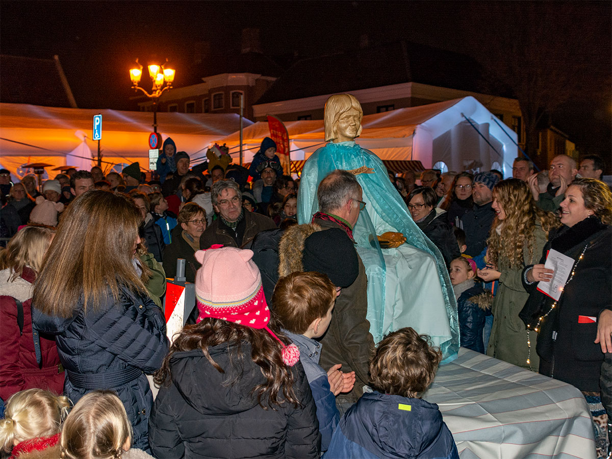 nieuwe knikengel wordt naar de stal gebracht
