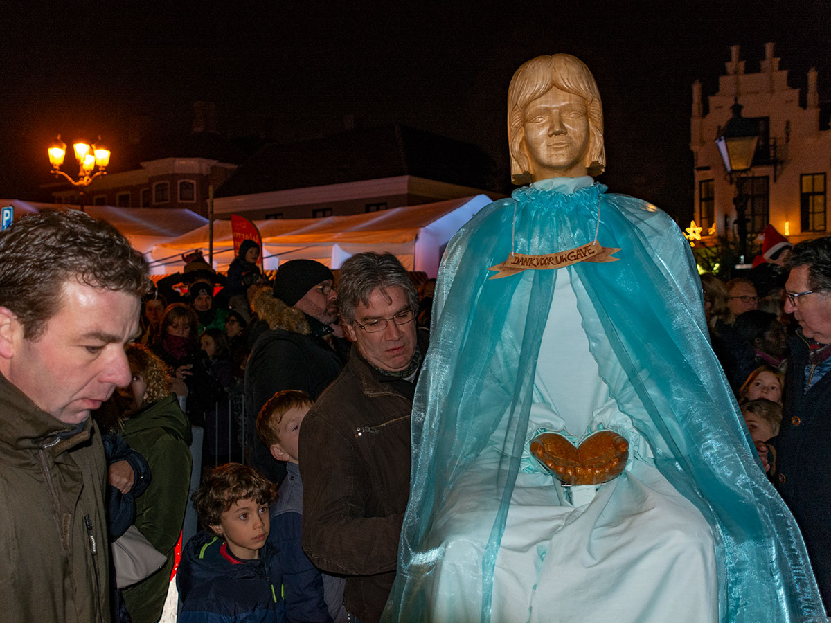 nieuwe knikengel wordt naar de stal gebracht