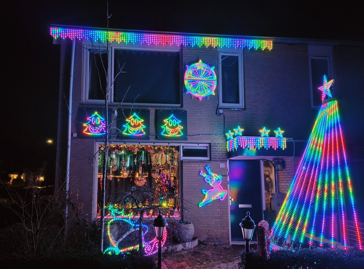 kerstcreatie met een vrolijke kleurrijke  lichtshow