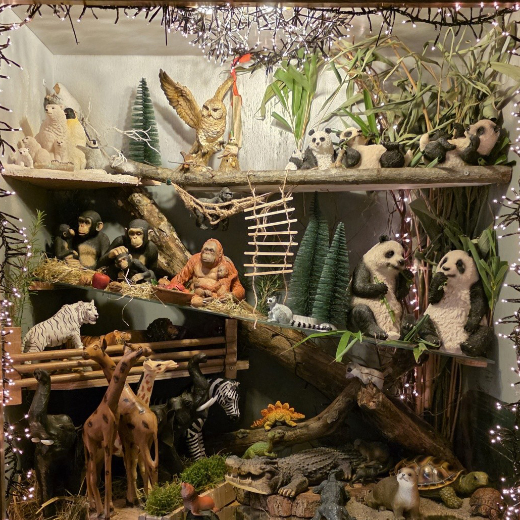 kerstcreatie met allerlei speelgoeddieren