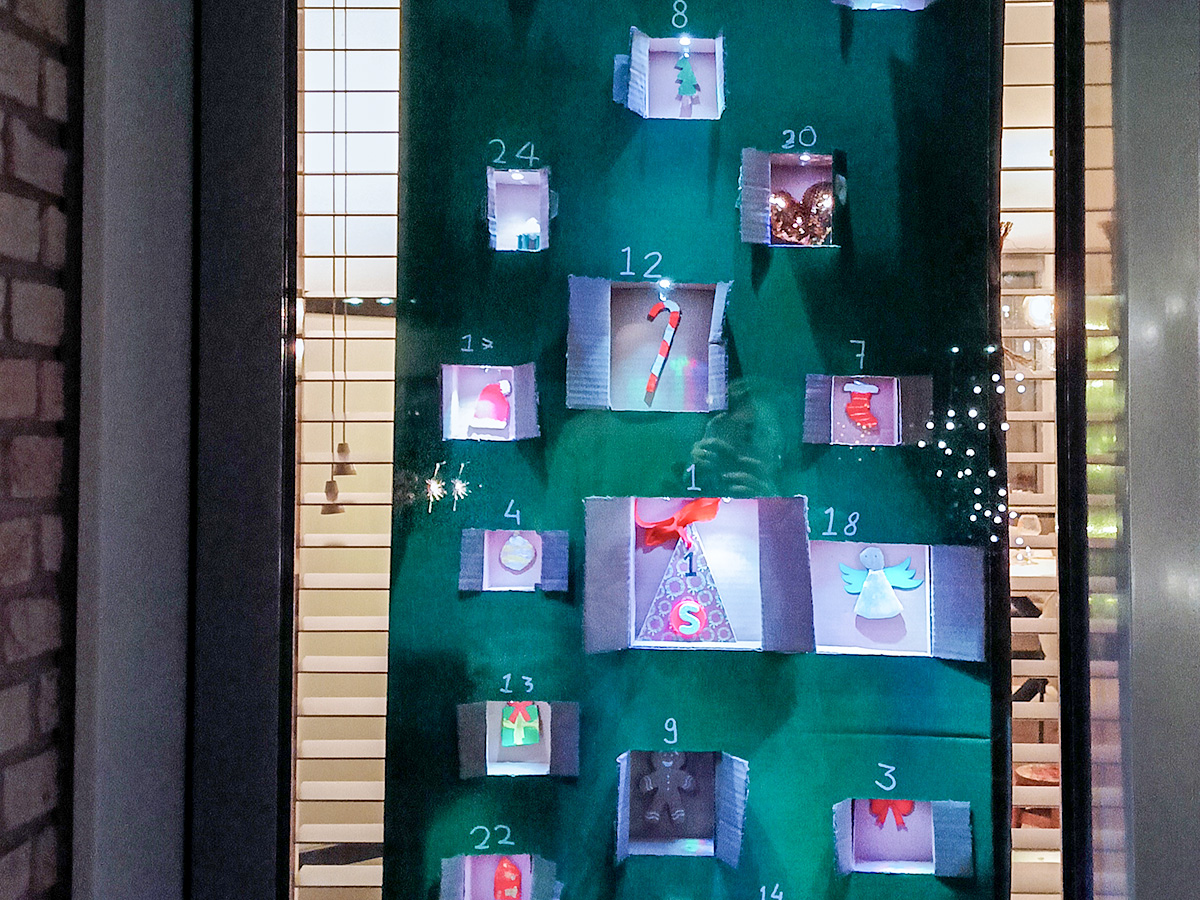 een paneel met diverse kerstknutselwerkjes