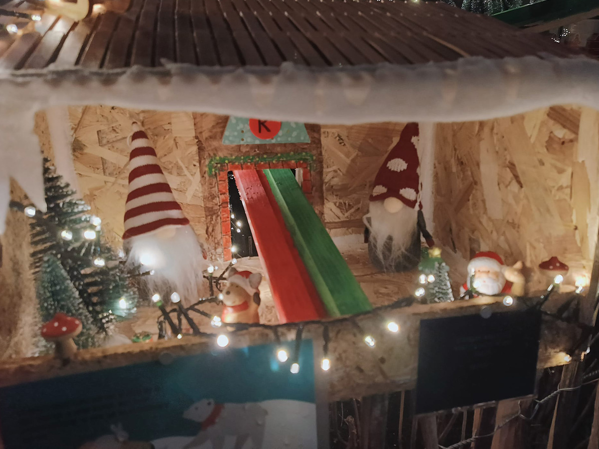 Knikkerbaan met kerstfiguurtjes zoals kerstkabouters