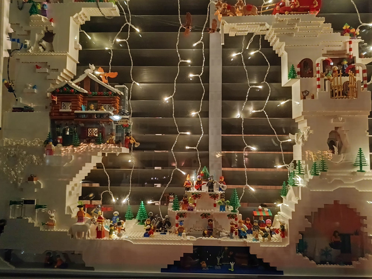 Een winterlaandschap gemaakt met lego achter een raam