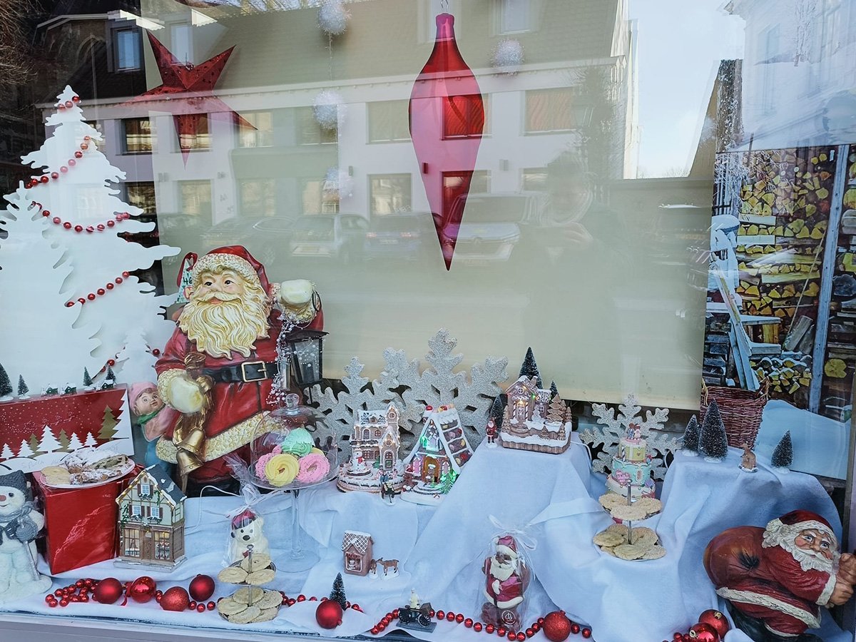 kersttafereel met diverse kerstfiguren en banket en snoepgoed