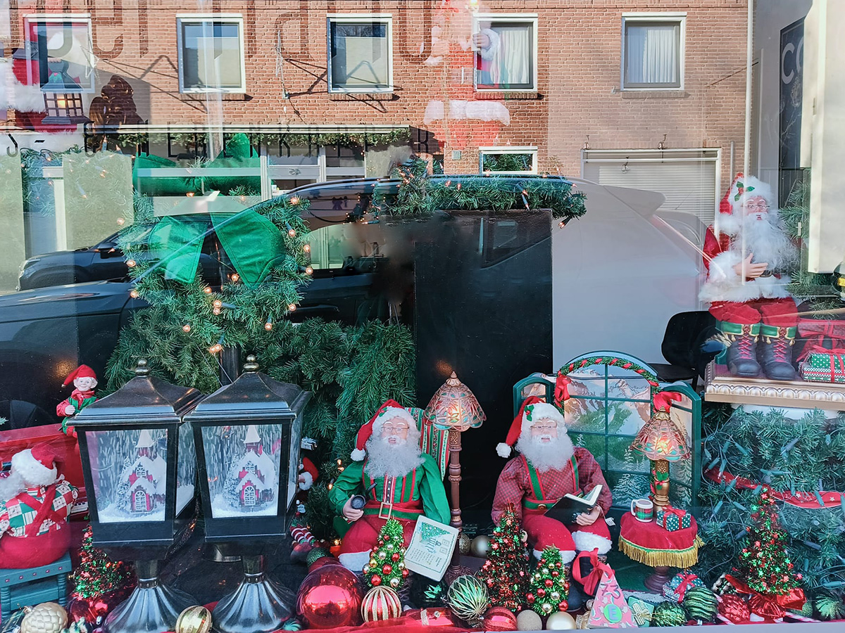 mooi ingerichte etalage met diverse kerstmannen en kerstbomen