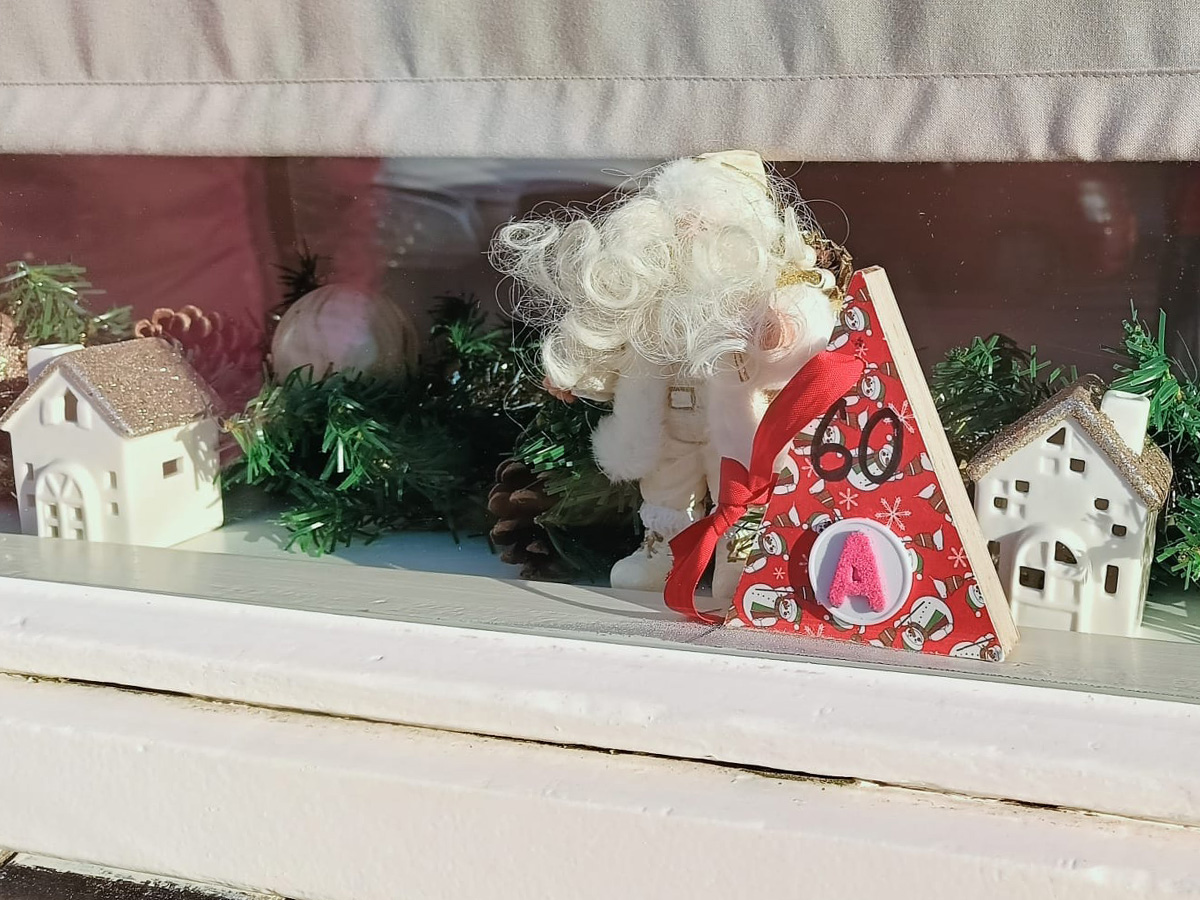 driehoekje met een letter en een cijfer en twee kersthuisjes