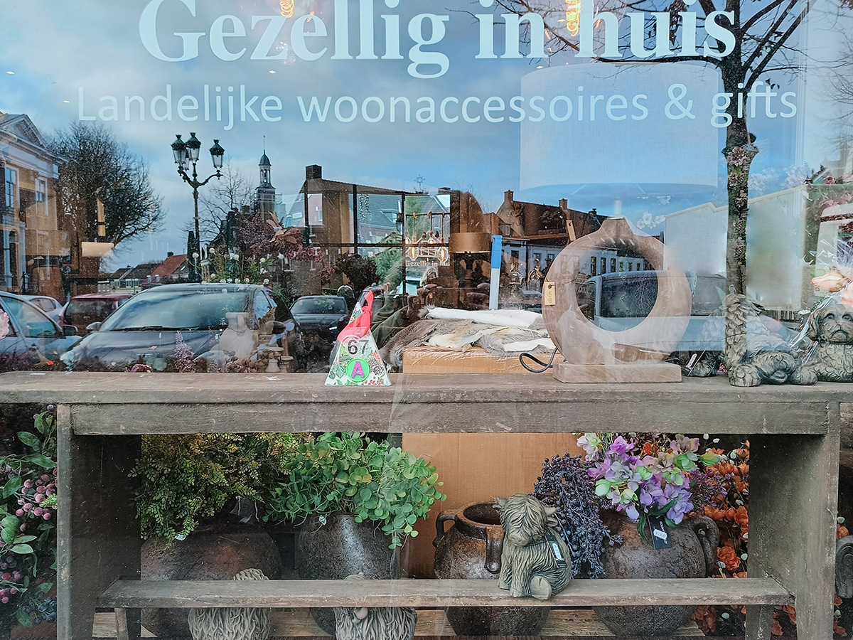 etalgae met een boompje met een letter en nummer