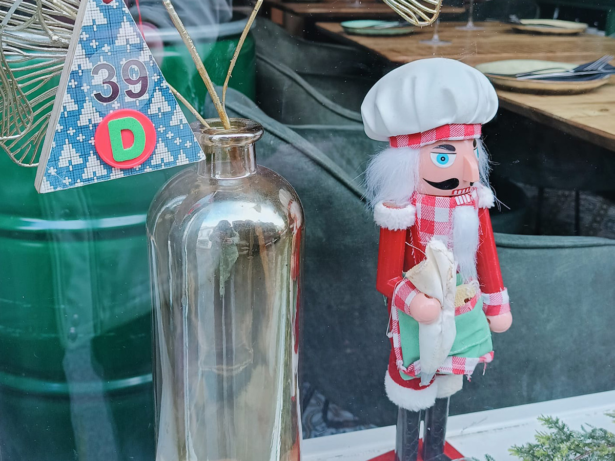 pop gekleed als een kerstkoekjesbakker