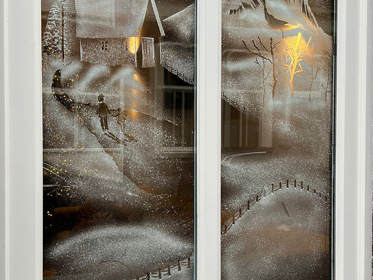 raam sneewlandschap gespoten met kunstsneeuw