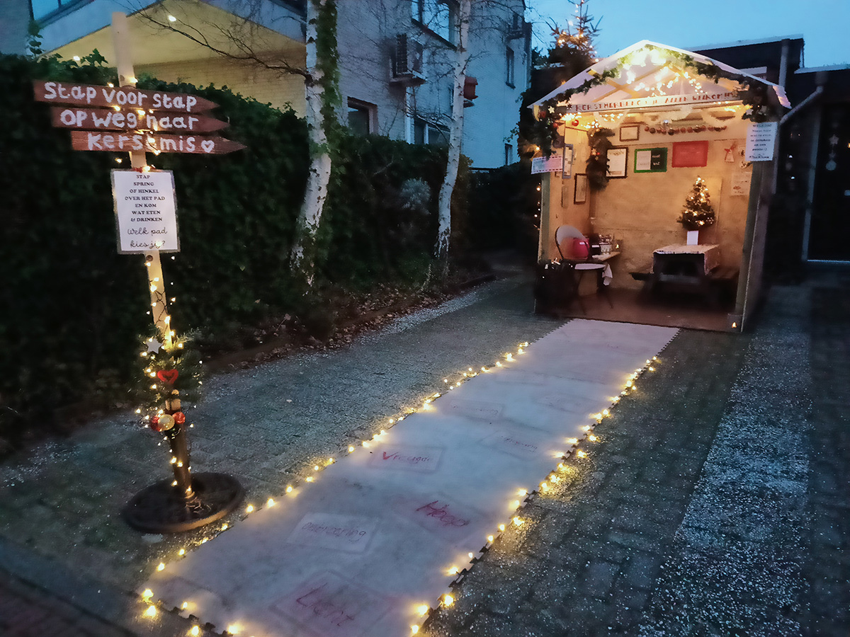 oprit met een kerststal