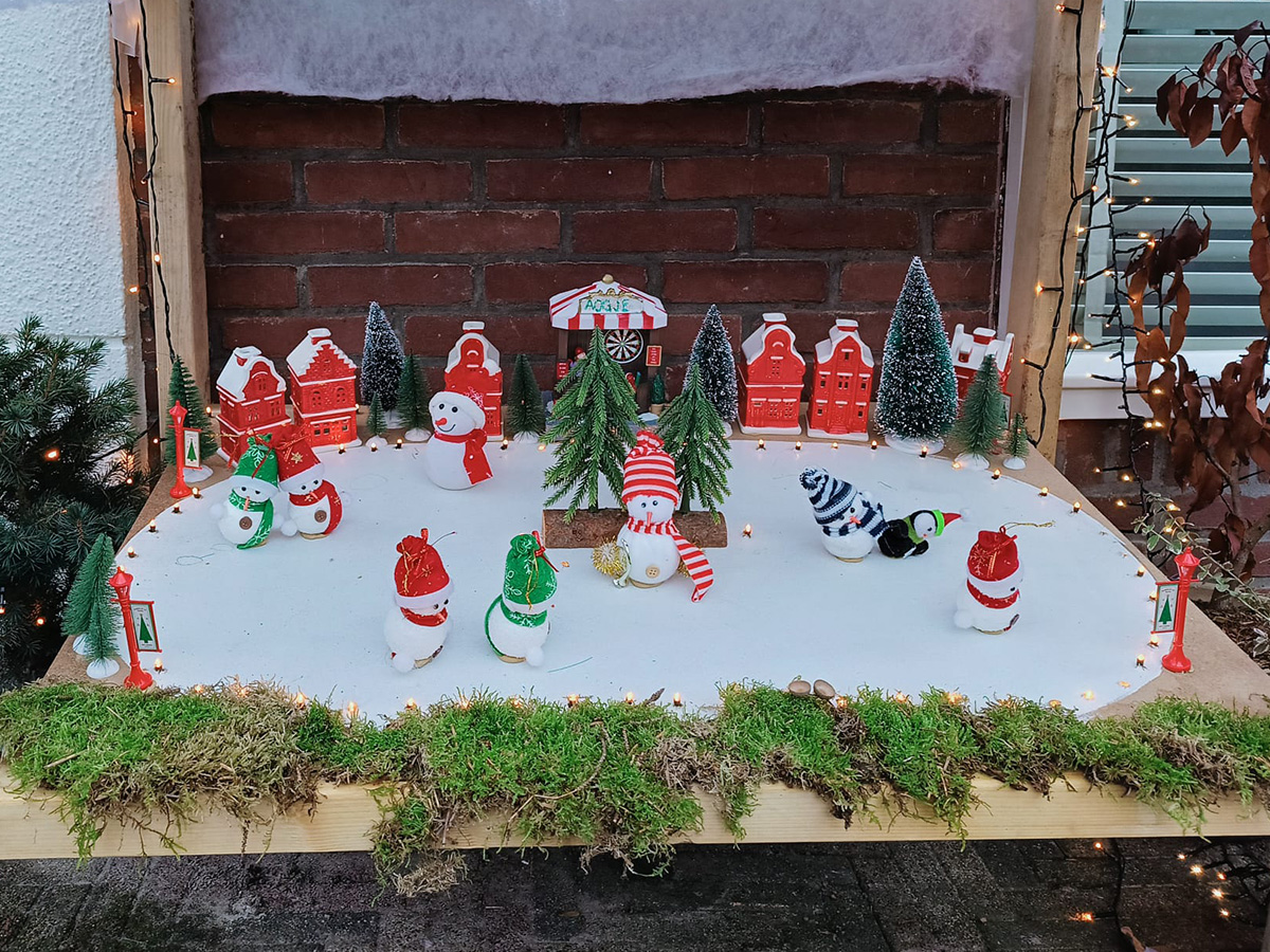 wintertafereeltje met schaatsende sneeuwpoppen