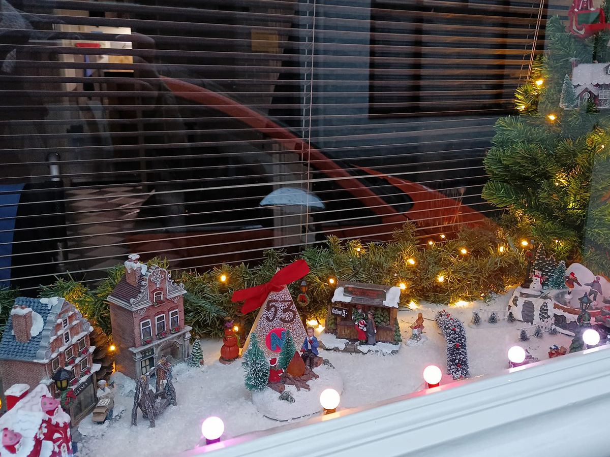 tafereeltje van miniatuurhuisjes met een oliebollenkramen