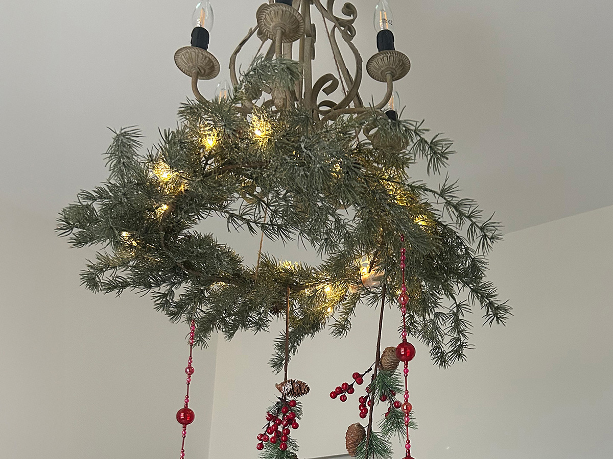 kerstkrans met maretak hangend aan het plafond