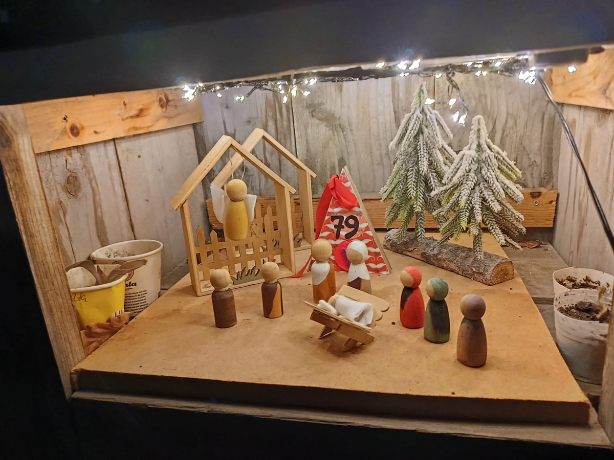 kerststal gemaakt van minimalistisch poppen