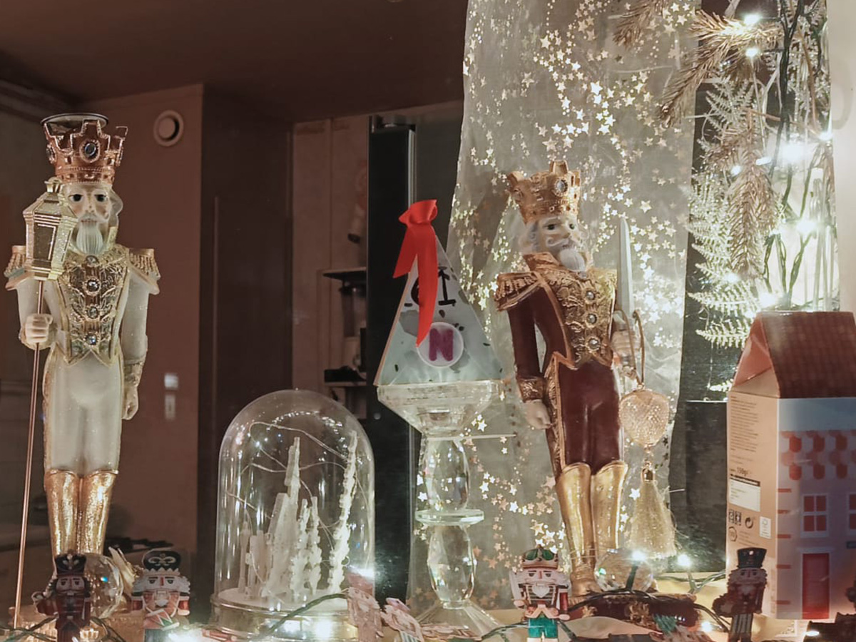 wit- en goudkleurige figuren uit de notenkraker