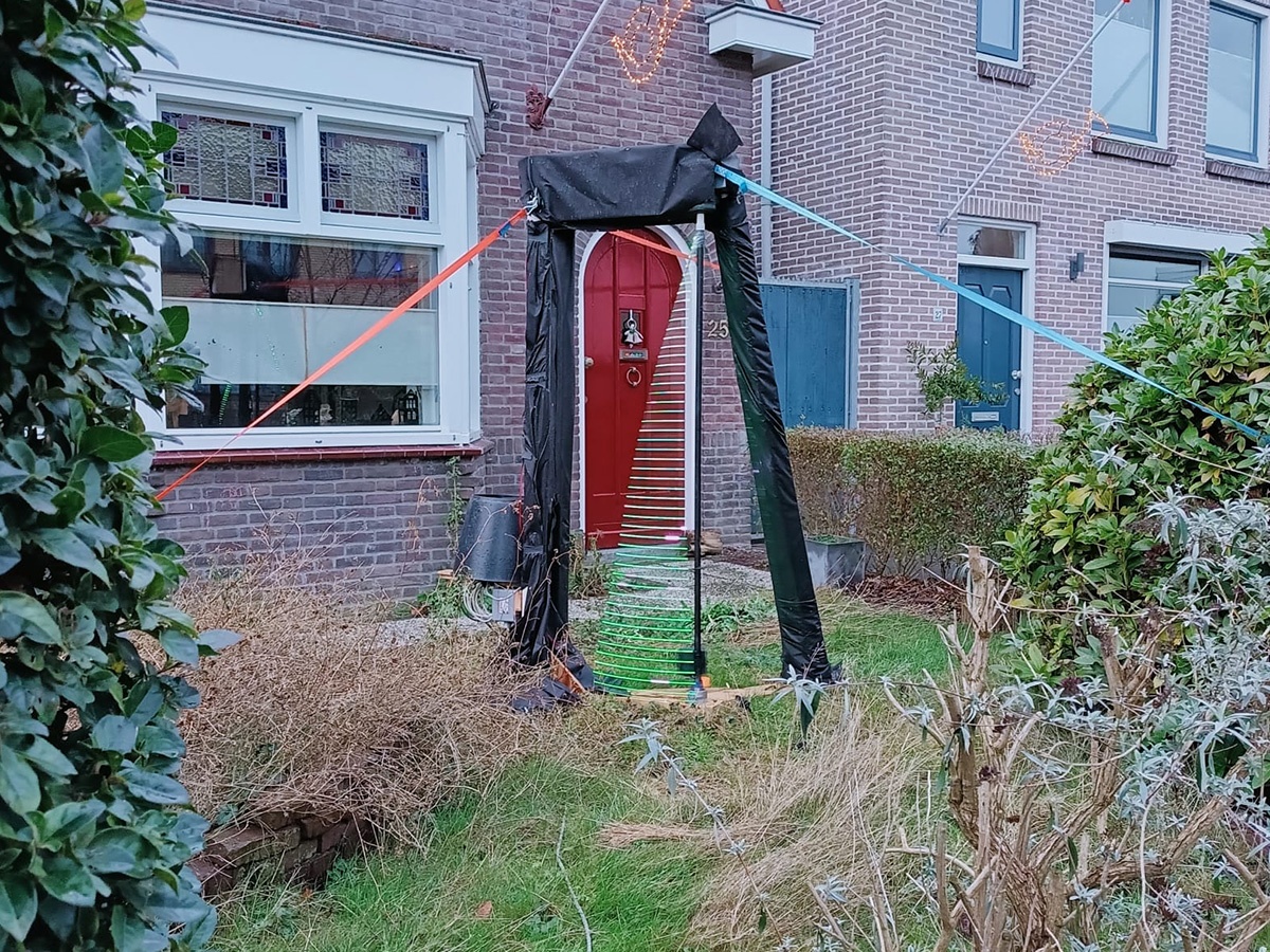 tuin met een verlichte boom