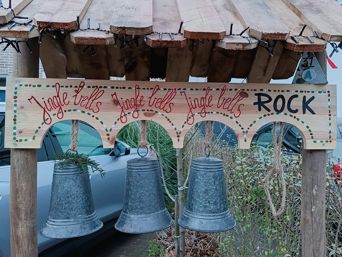 kerstcreatie van 4 kerstbellen en de tekst jingle bells