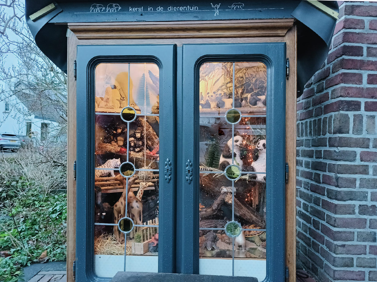 Raam met diverse figuurtjes uit de dierentuin