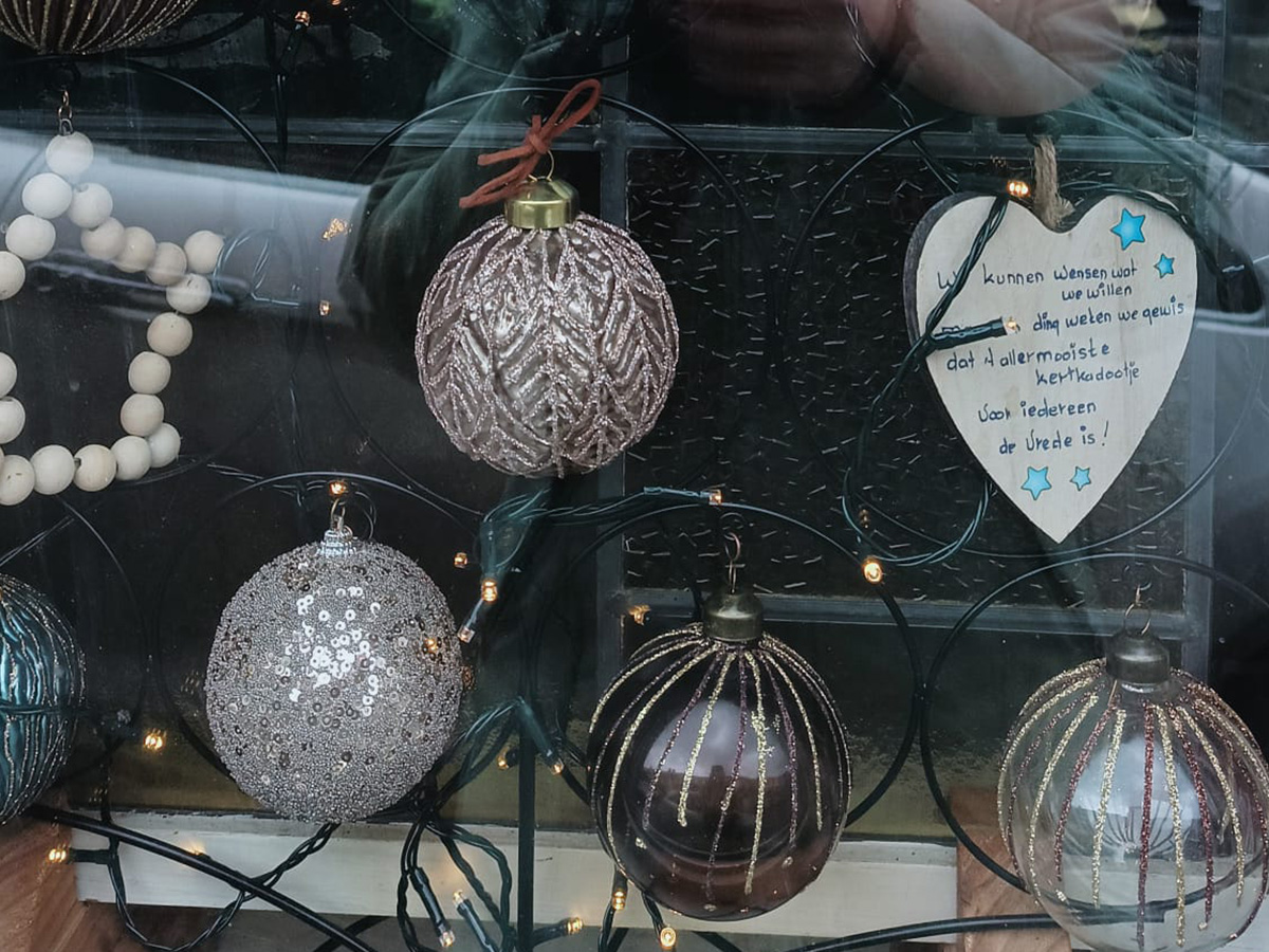 kerstcreatie met diverse kerstballen en een hartje met een tekst