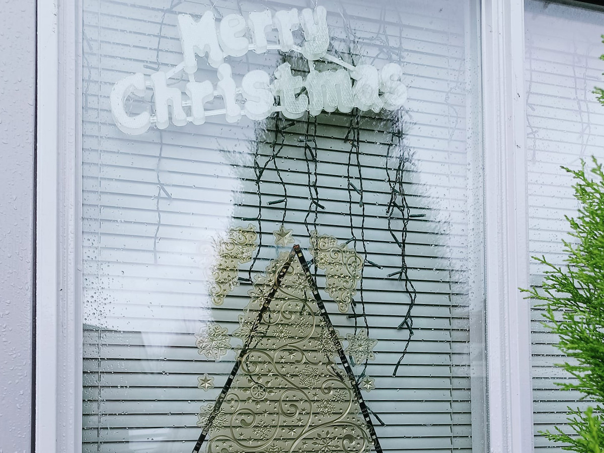 decoratie met Merry Christmas achter een raam