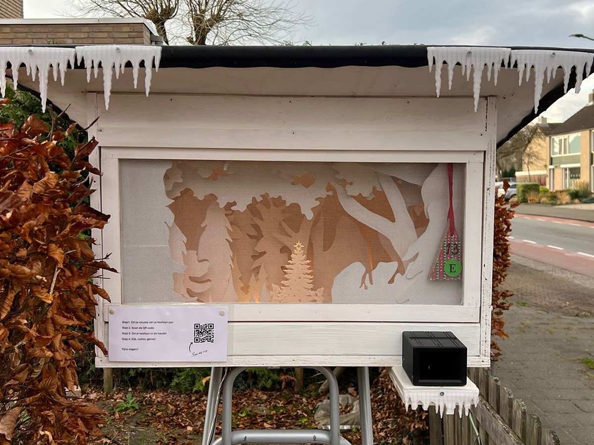 Witte kast met daarin uitgeknipte figuren