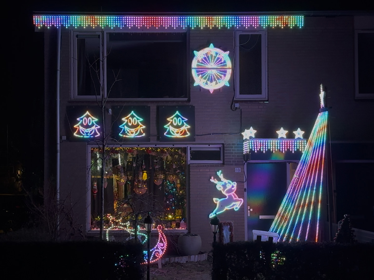 huis versierd met diverse verlichte decoraties