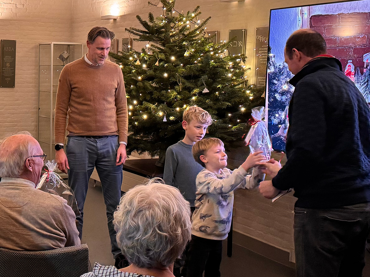 de bewoners van Burg Vermeulenstraat 34 nemen de publieksprijs van KerstCreatieRoute 2025 in ontvangst